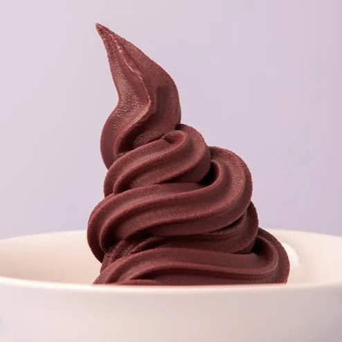 Açaí soft serve i blødgjort spiral i en lys skål